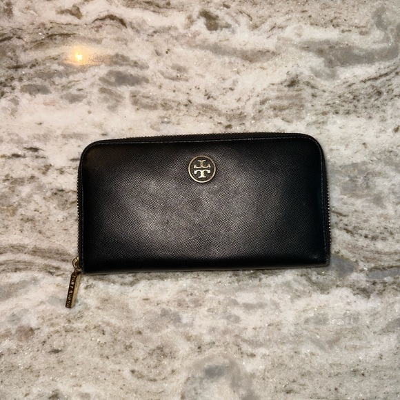 Tory Burch Handbags - Tory Burch Robinson zipper wallet